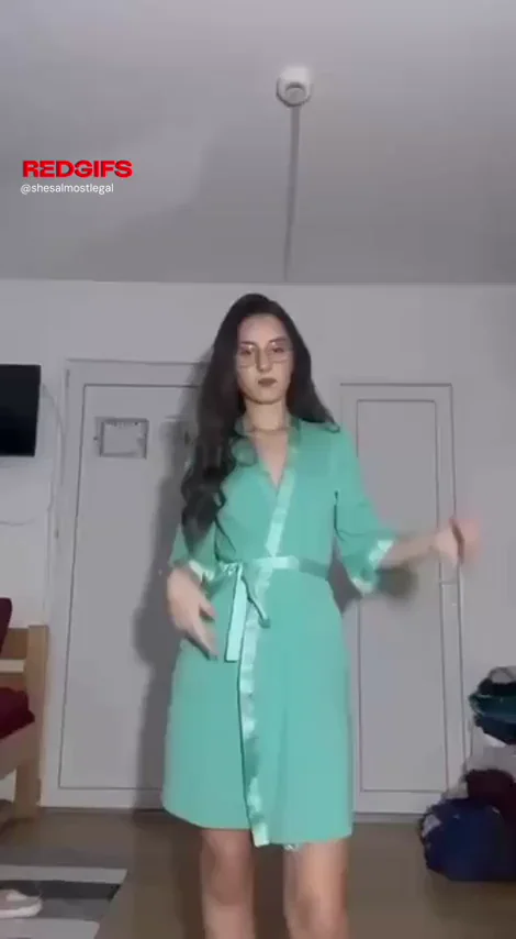 2007 Teen Slut Teases in Green Robe & Thong 😈🍑