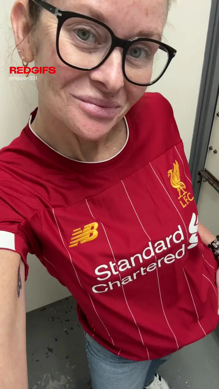 Quick Tit Flash from Horny MILF Fan Girl 😈🍒