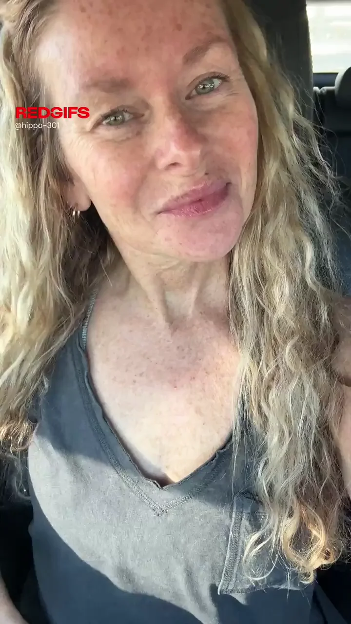 Good Morning Friday Tease: Eyes Glued to My Juicy MILF Tits 😍🍑