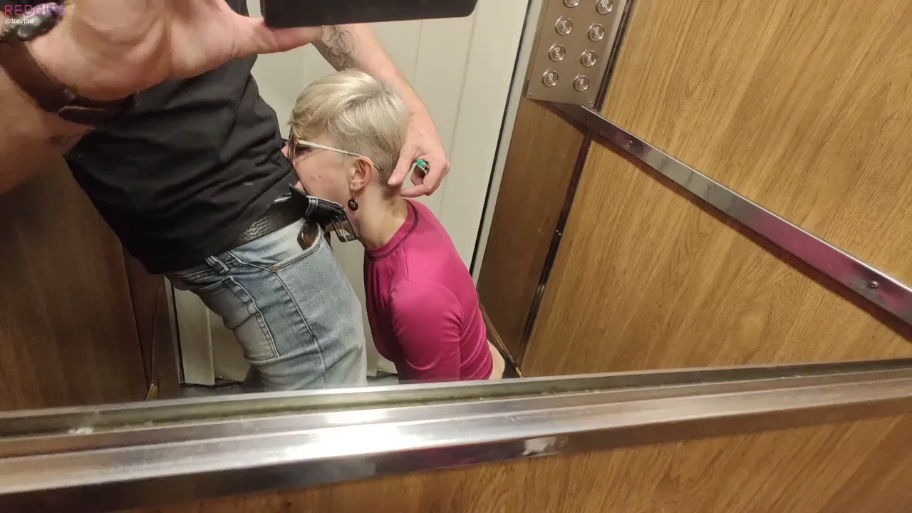 We took advantage of the elevator to gain some time before arriving at the room