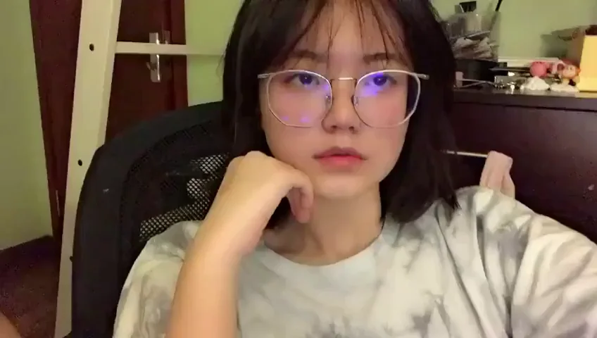Sleepy Vietnamese Cutie Flashes Her Juicy Pussy Lips