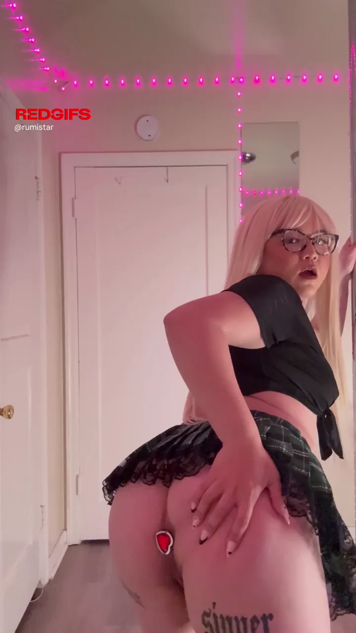 Petite Asian Schoolgirl Pushing Out Her Juicy Red Buttplug 🍑🔴
