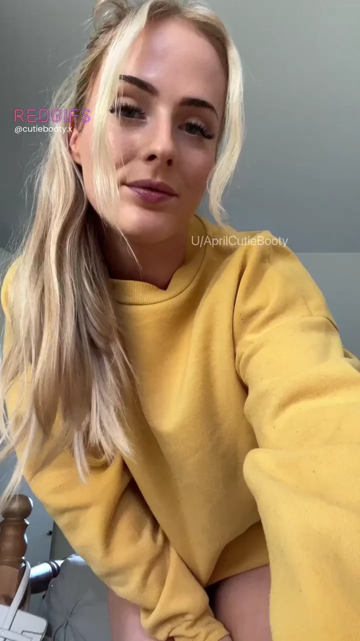 Blonde Babe's Juicy Ass Reveal 🍑🔥