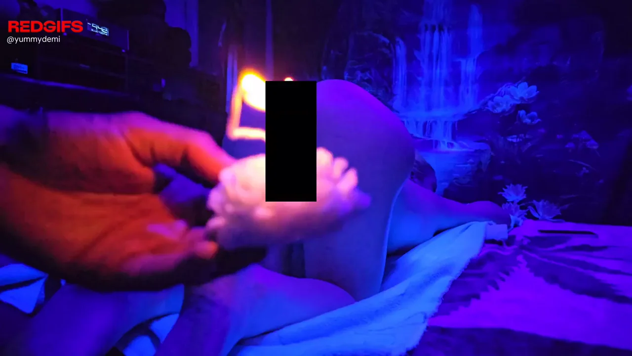 [F] Demi gets hot wax poured on her ass