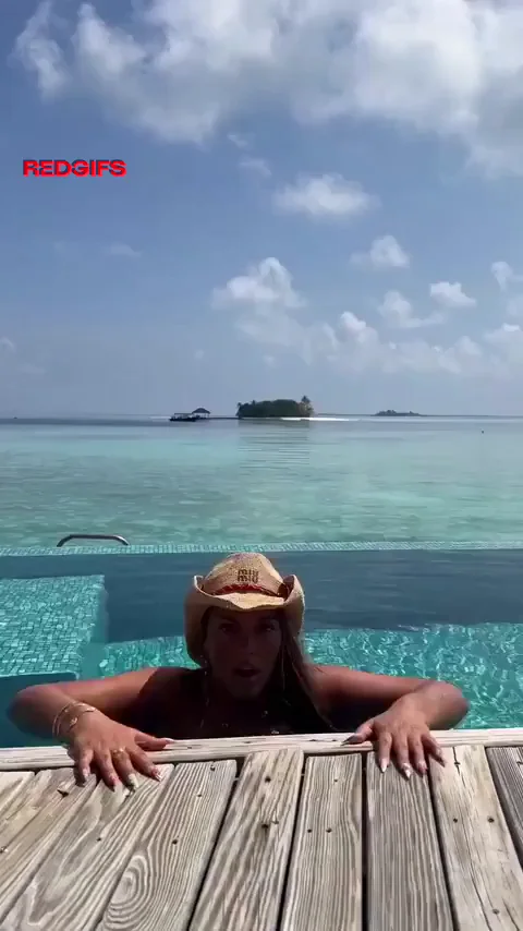 Polka dot kini