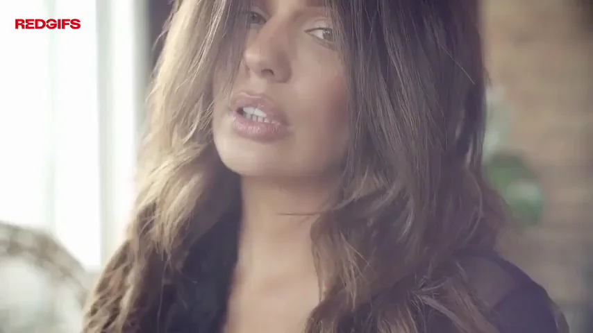 Holly Peers' Massive Natural Tits Tease