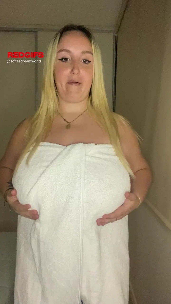 Stacked Chubby Babe's Towel Tease Confidence 💦🍑