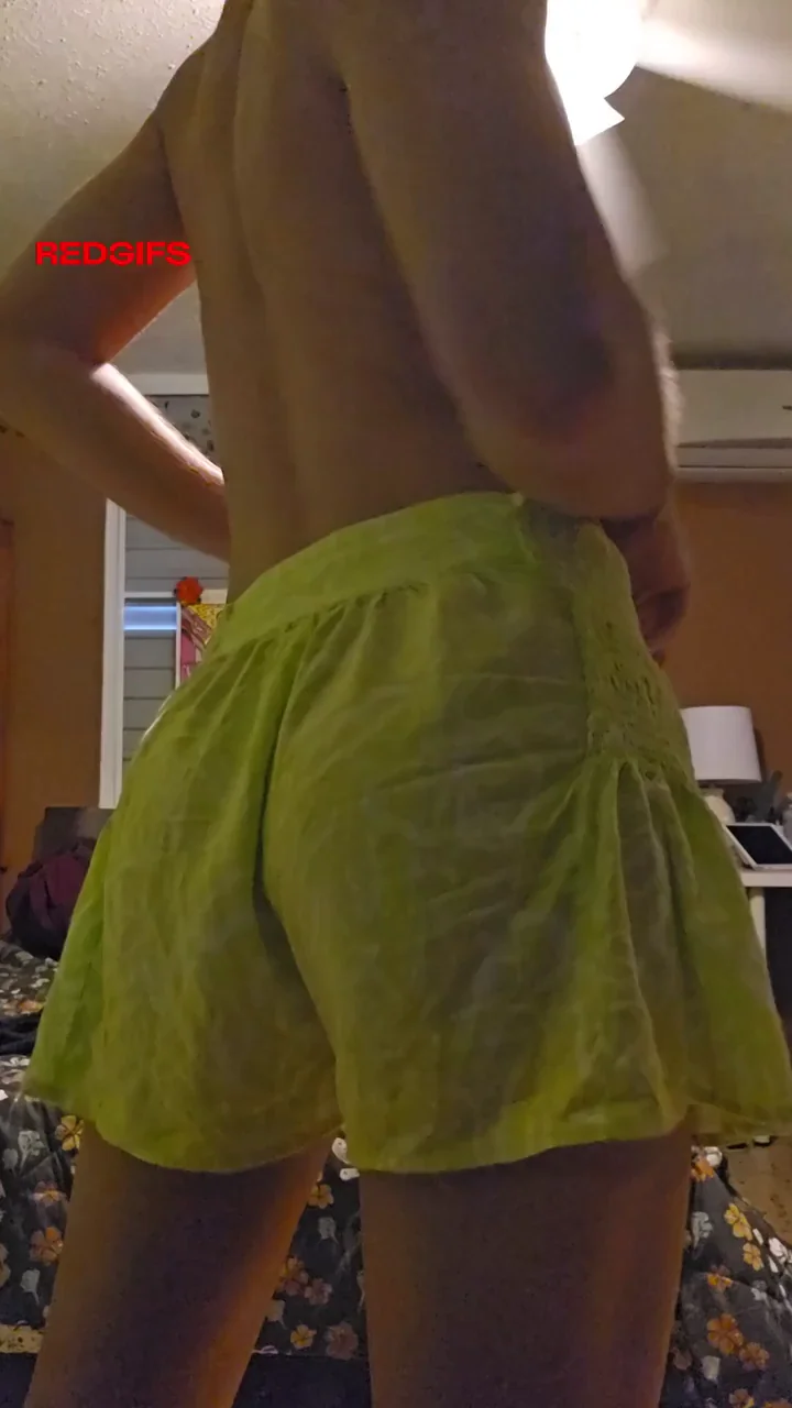 Showing off my new skirt 💚✨