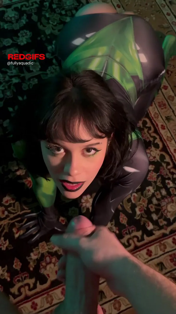 Cosplay chick takes facial like a pro