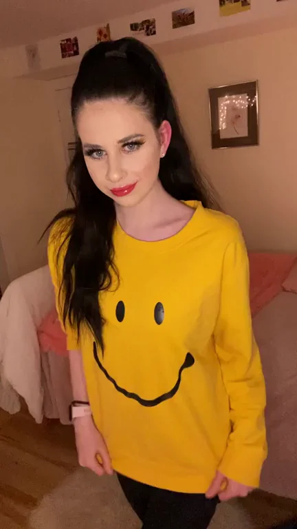 Tiktok is @madamevanessa98 ? direct link is in the comments ??