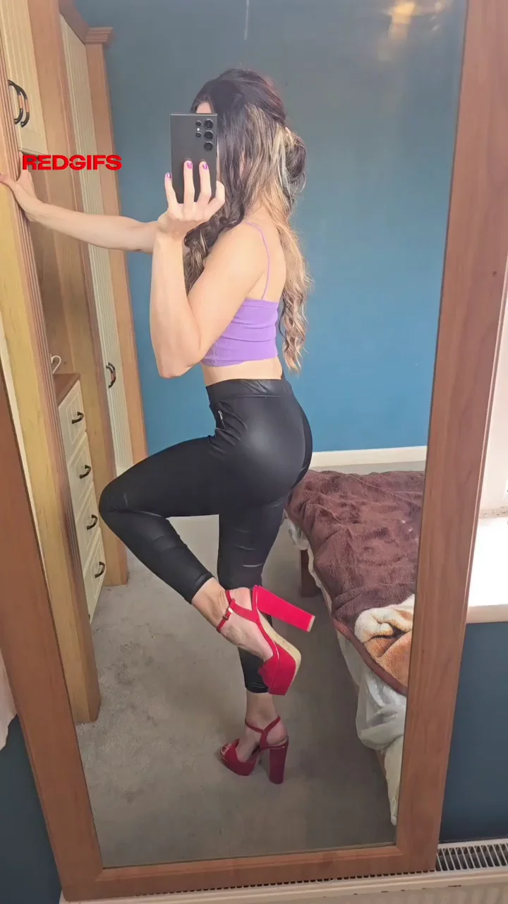 Muscular Fit Babe Flexes Her Womanly Curves: Tiny Tits, Ripped Abs, Dripping Pussy Tease