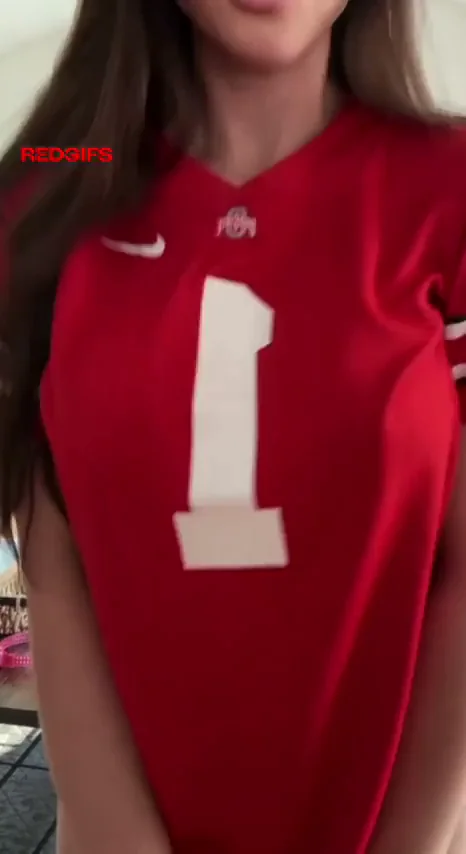 Hey Dudes! Fit Babe Flashes Massive Tits in OSU Jersey 😍🔥