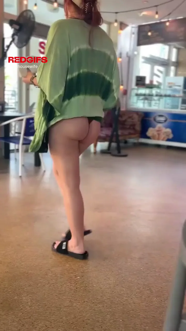 🍑 Teasing My Juicy Ass in the Restaurant 😈