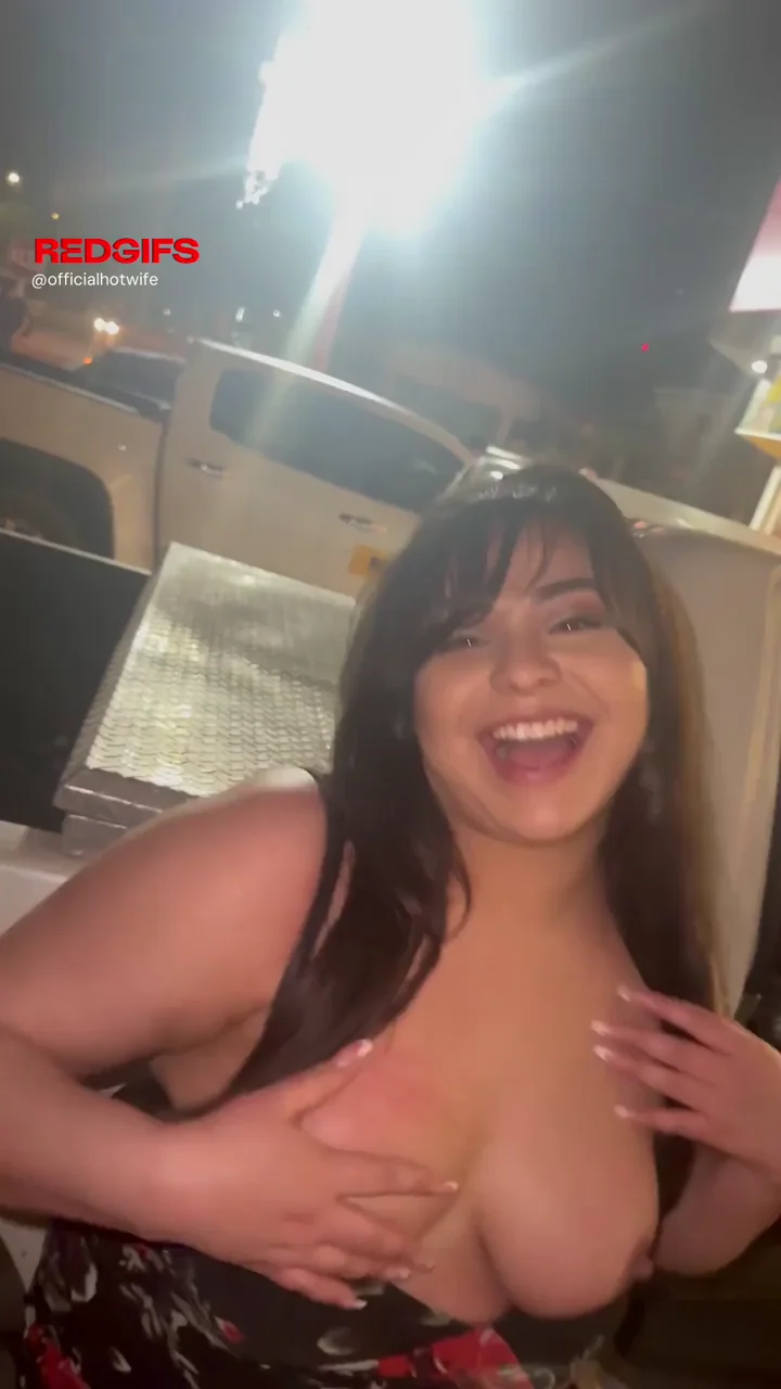 🔥 Mexican Street Tease: Busty MILF Flashes Tits for Strangers 👀🍈🍈