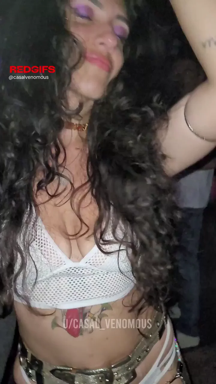 Flashing tits at the nightclub