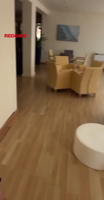 😈 Hotel Lobby Flash Thrill - Risky Slut Tease 💦