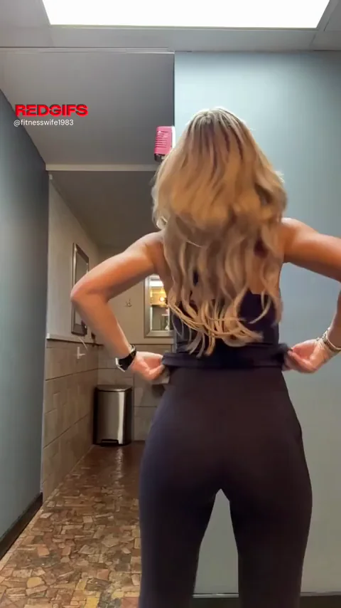OMG watch this MILF ass jiggle