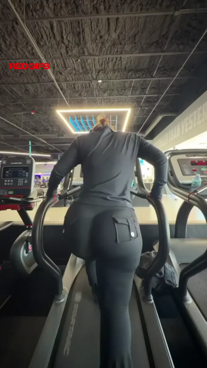 Thickening Cock Trans Hottie Runs in Tight Yoga Pants 🏃‍♀️🍆💦