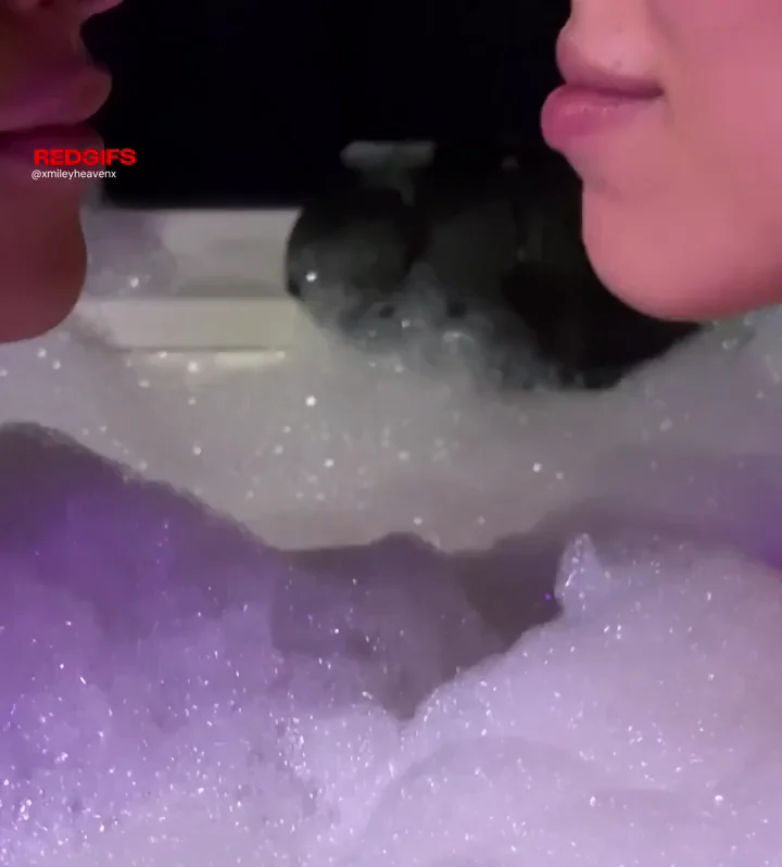 BFF Sluts Kissing in Bubbly Tub 💋🛁