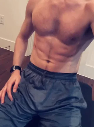 💦 30M Gym Stud: Hard, Hot, Sweaty Bulge Tease 🔥