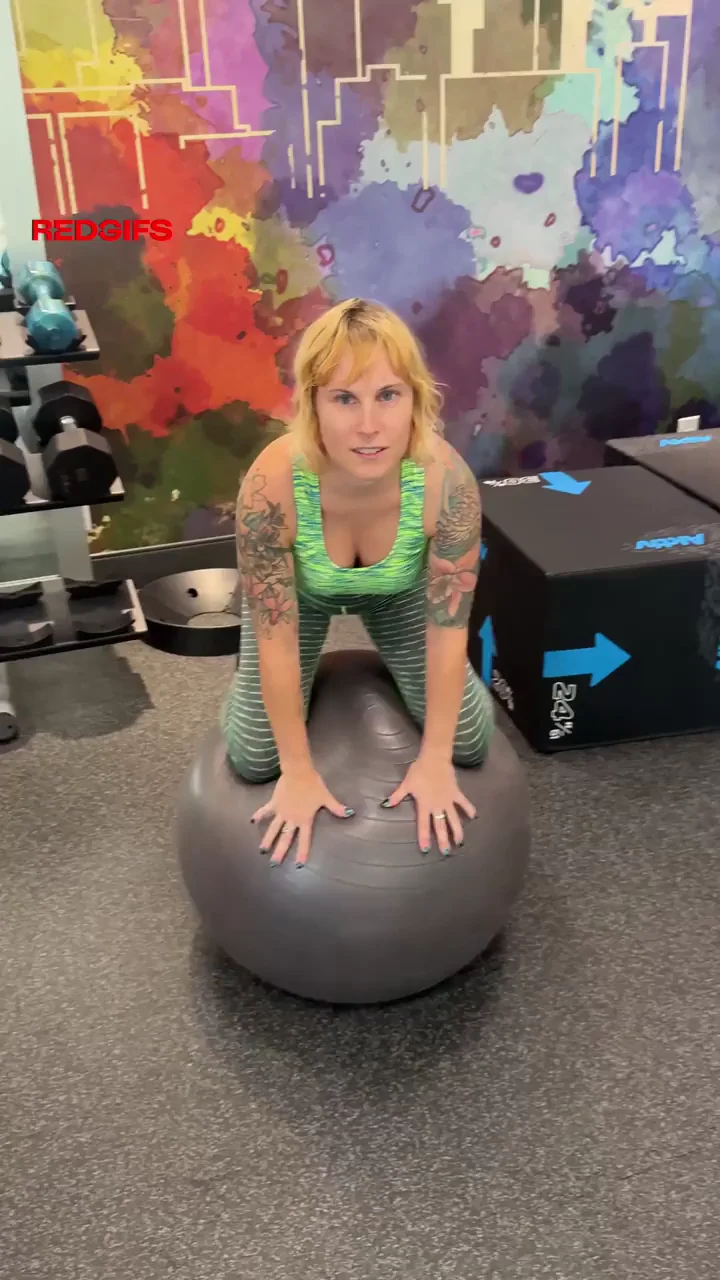 Hotel Gym Slut's Ball-Bouncing Tease 💦🍑