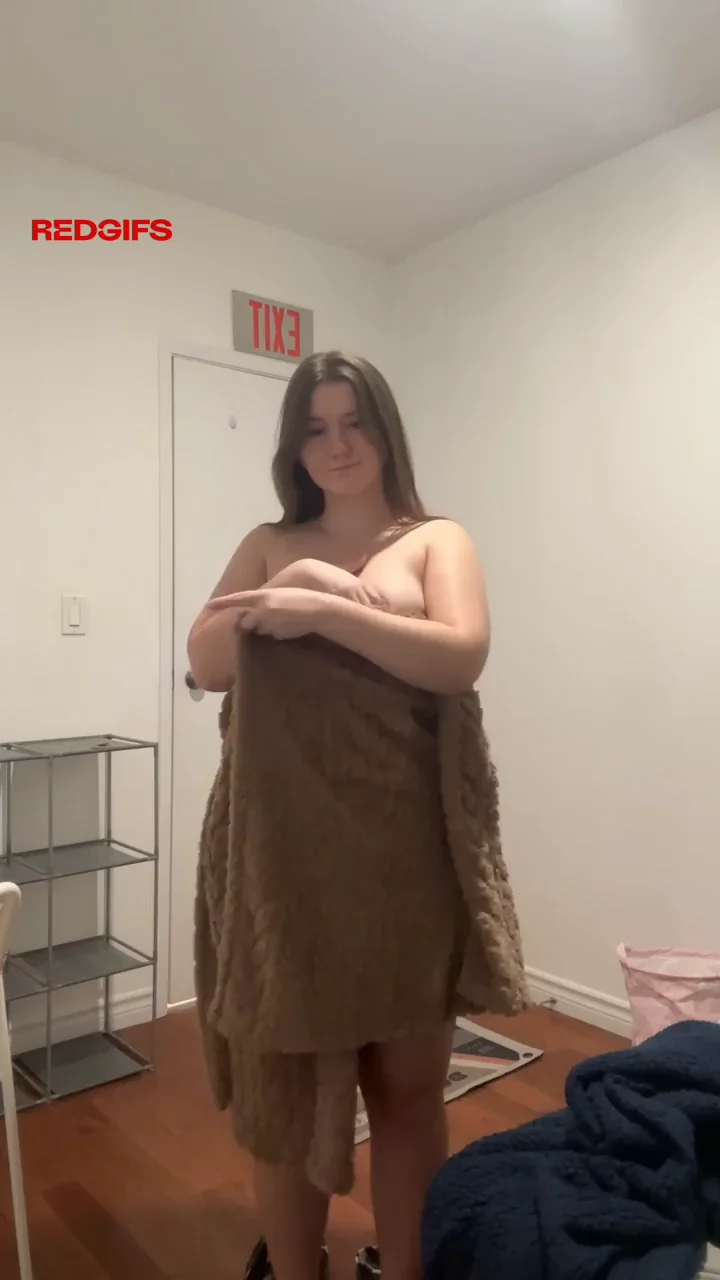 Amateur Babe Teases with Surprise Titty Flash Under Towel
