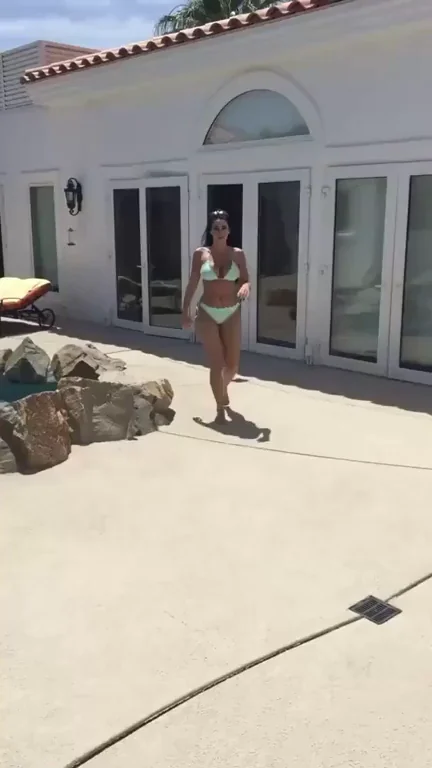 Bikini Babe's Tits Bouncing Wild 🏖️💦