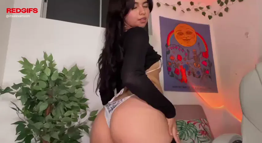 Just an 18yo girl shaking her ass