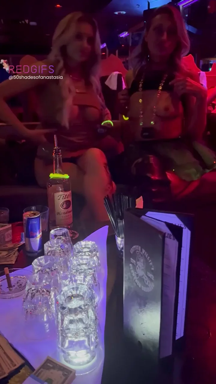 Strip clubs are more fun with girlfriends 😈