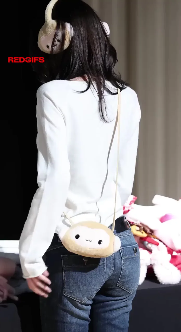 ITZY Yuna's Skinny K-Pop Ass Tease in Tight Jeans