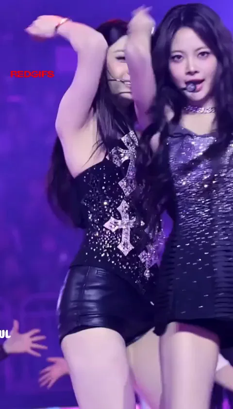 Yunjin LE SSERAFIM Thigh Tease Dance 🔥🍑
