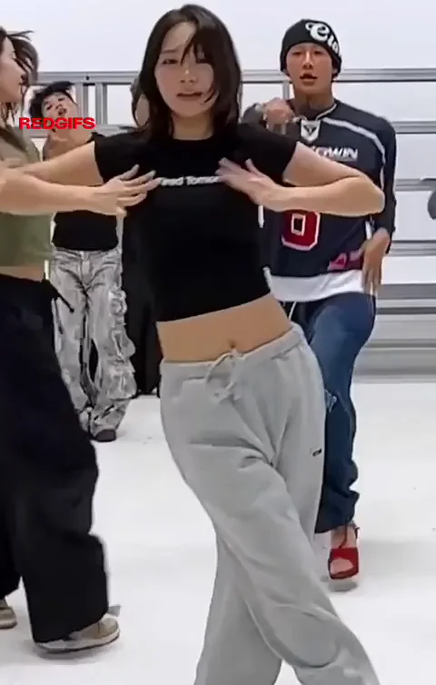 Chaewon LE SSERAFIM Tight Ass Dance Tease 💦🔥