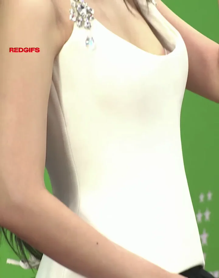 Jennie BLACKPINK's Petite Boob Tease in Shiny White Dress
