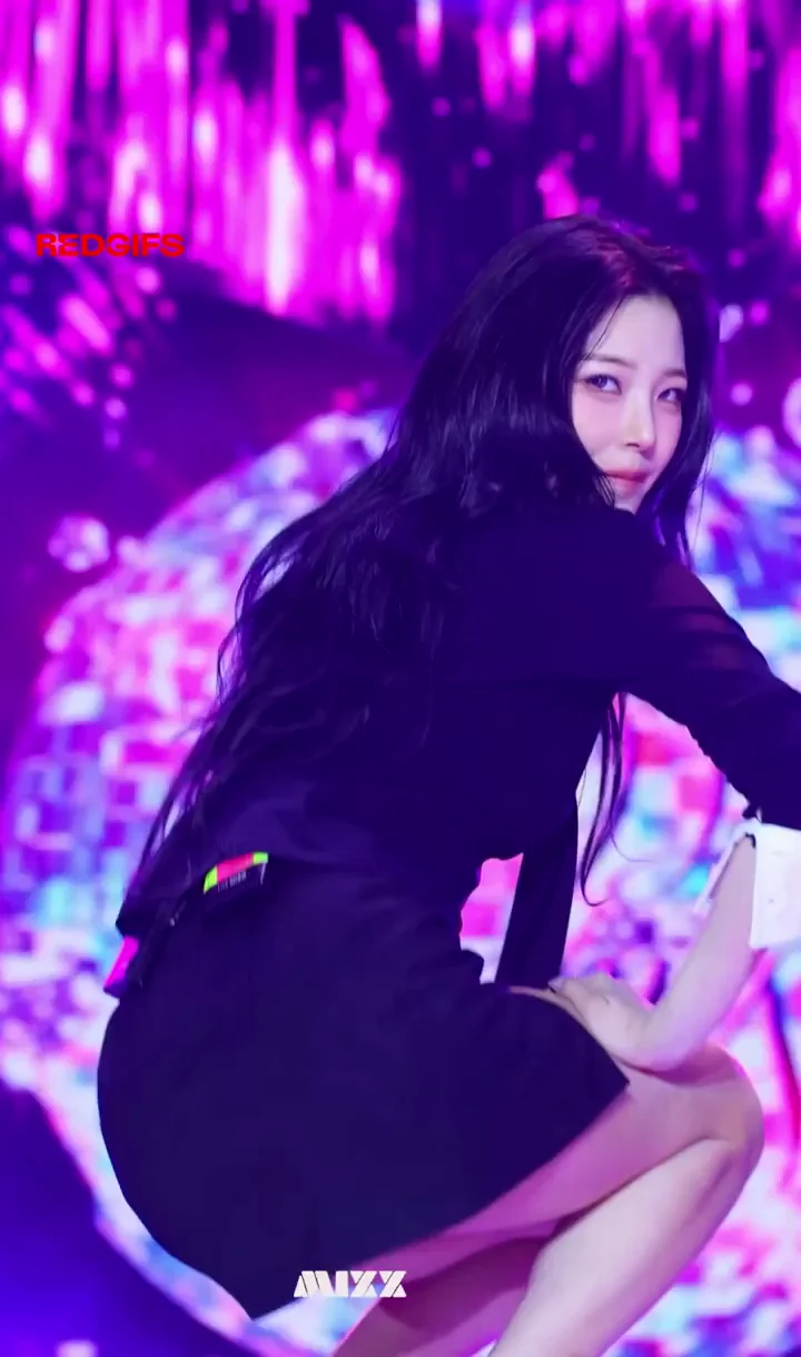 Jiheon from fromis_9 Thigh Tease in Tight Mini Dress 🔥🍑