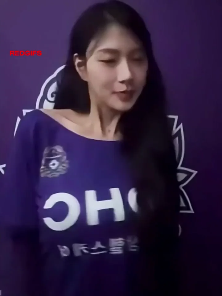 Apink Hayoung's Sexy FC Seoul Cheer Tease