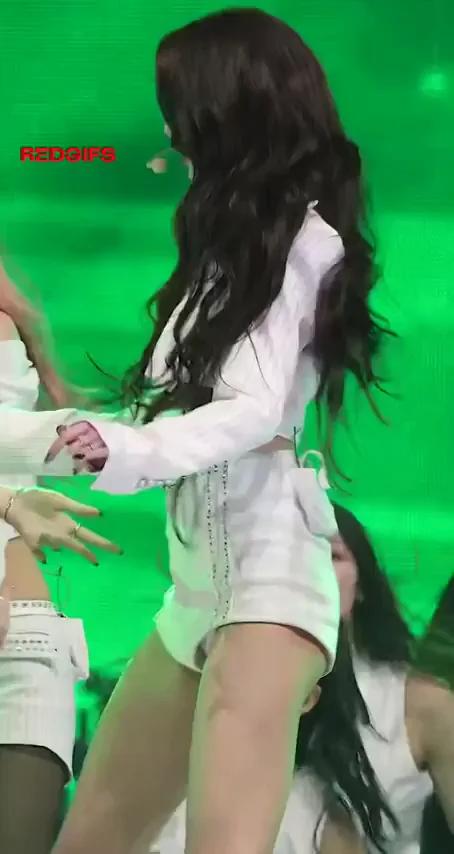 IVE Wonyoung's Thigh-Quaking K-Pop Tease