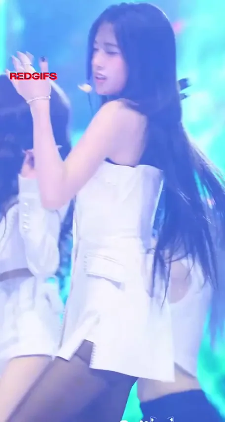 IVE Yujin Teasing Armpits and Juicy Thighs on Stage