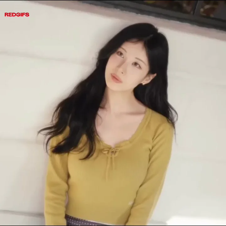 Seohyun's Christmas Tease: Sultry K-Pop Curves in Gold