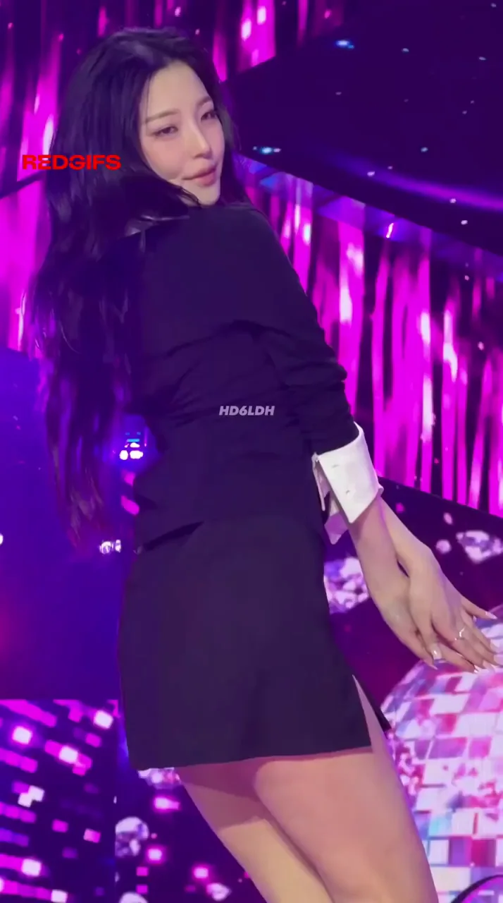 Jiheon from fromis_9 Teases with Thick Thighs & Tiny Skirt 🔥🍑