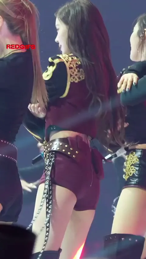 Winter aespa's Tight Ass Tease on Stage 🔥🍑