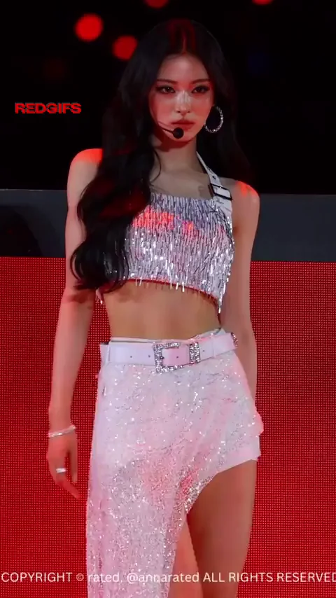 Anna MEOVV: Tight Kpop Slut Shakes Her Perky Assets on Stage
