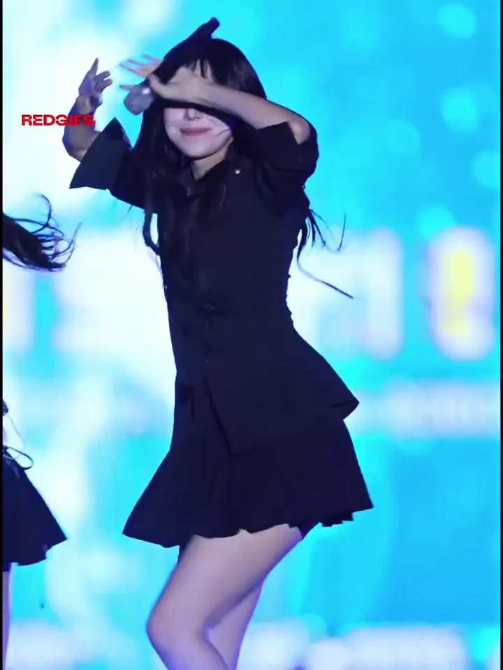 Jiheon from fromis_9 Shakes Her Juicy Ass 🍑🔥 Kpop Tease