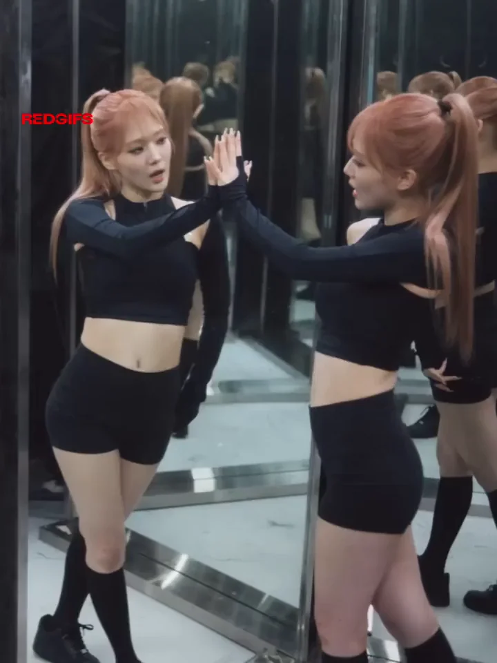TripleS Seoyeon's Mirror Slut Mirror Dance - Redhead Kpop Tease