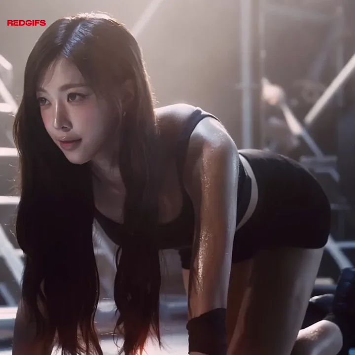🔥 tripleS Nien's Slutty Ass Tease in Shiny Shorts 💦