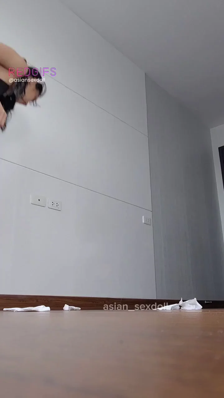 Spying on the maid is fun😋