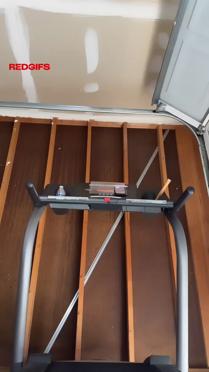 🍑 PAWG's Slutty Gym Attire Tease on Treadmill 🔥
