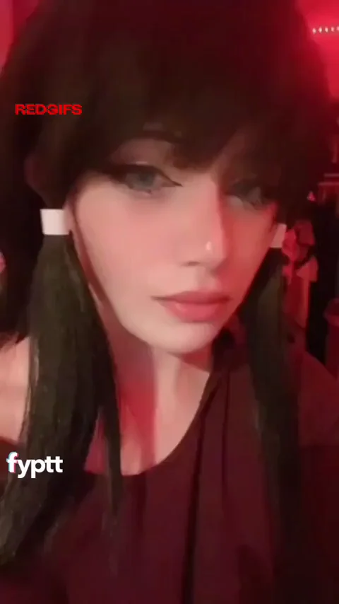 Saw this vid on Fyptt, Who is she?