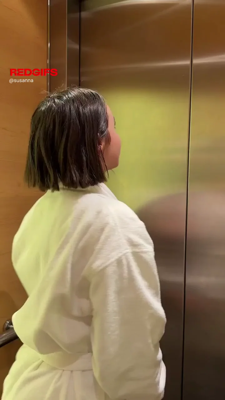 I didn't notice that I flash my boobs in the elevator