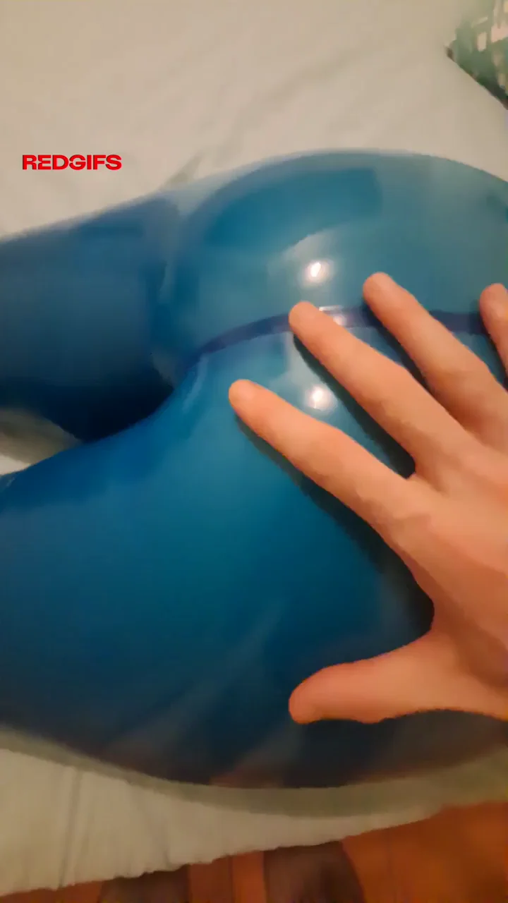 Grabbing an ass wrapped in latex is a feeling like no other 🍑😉