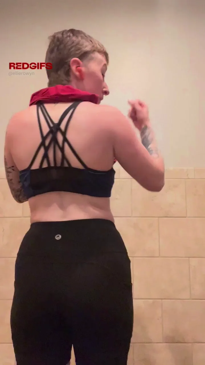 Redhead Short-Hair Powerhouse Flexes Her Thick Ass in Tight Leggings